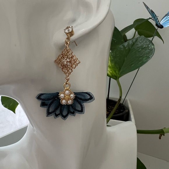 Elegant Flirty Flower-Inspired Dangle Earrings -Mixed Material Stylish Feminine - Picture 6 of 13